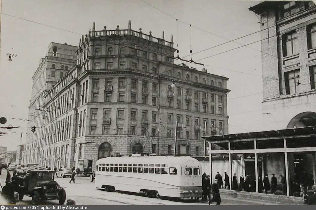 1950-е, станция «Павелецкая»-кольцевая. Люди идут внутрь, дом над вестибюлем ещё достраивают. Источник: PastVu.