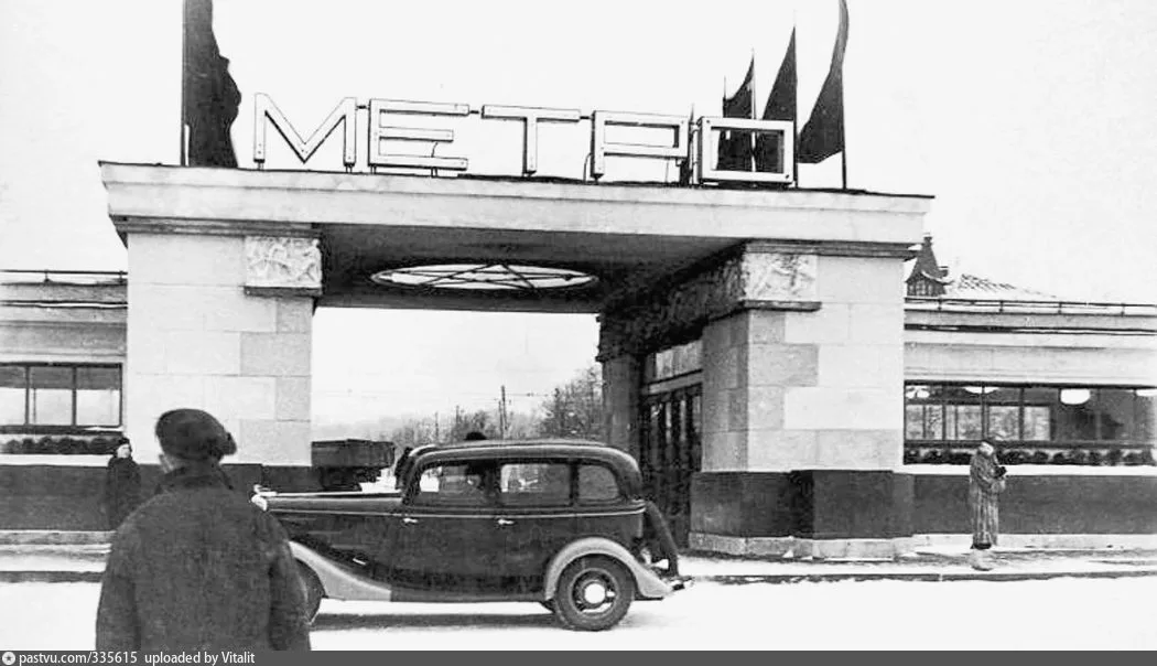 1935, павильон станции метро «Сокольники». На кадре вход с улицы, ещё без привычной толпы 2020-х. Источник: PastVu.