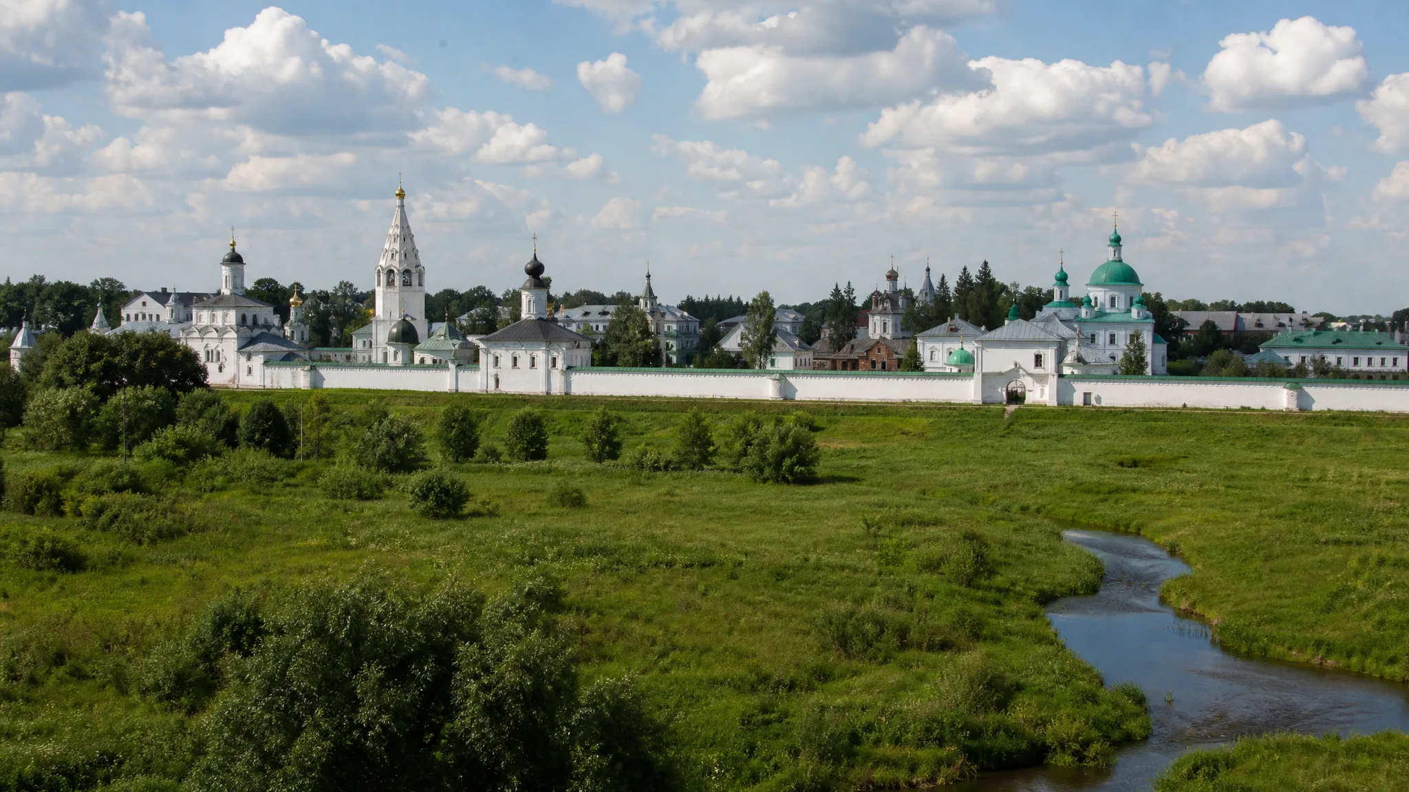 Покровский монастырь с обрыва реки Каменки