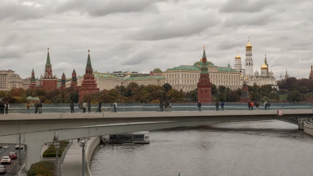 Иллюстрация автора: Парящий мост и вид на Кремль
