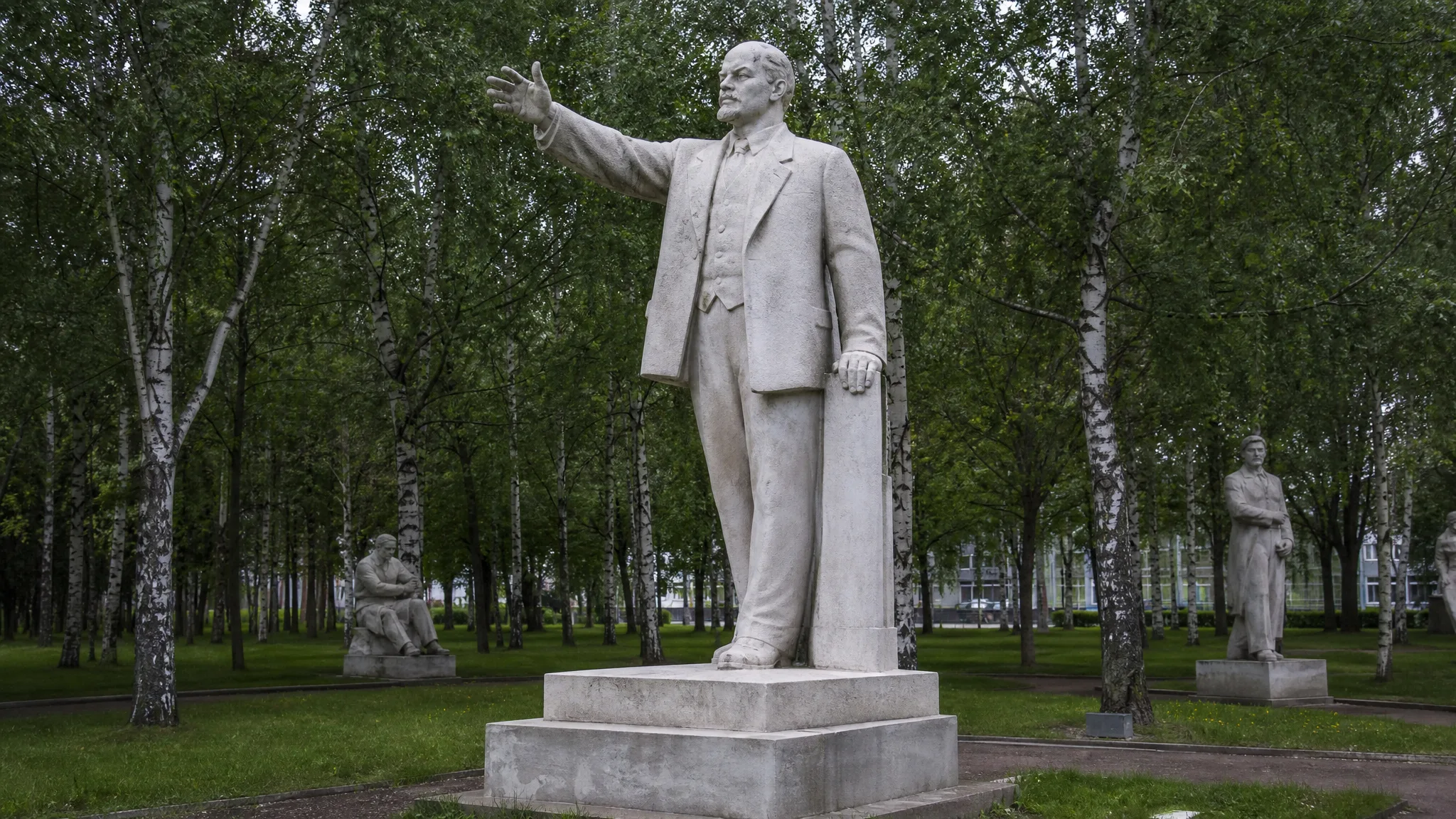 Советские монументы в саду скульптур парка Музеон