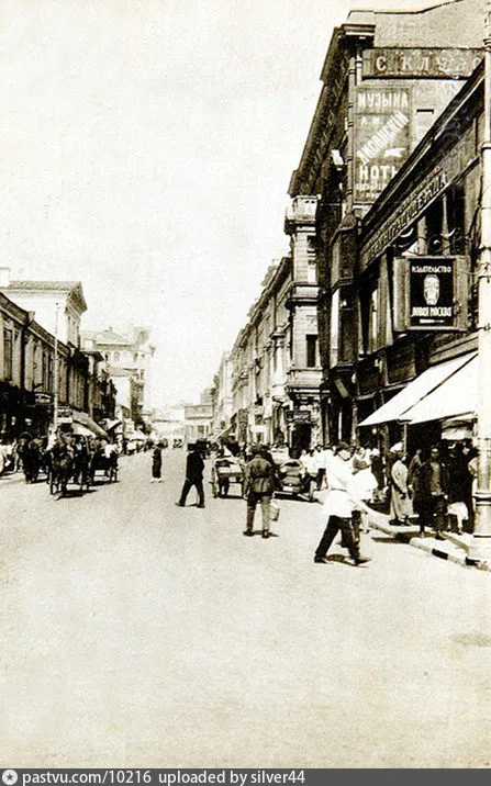 Петровка в 1920-е: витрины Мосторга, нэпмановский «Ампир» и постовой у пассажа