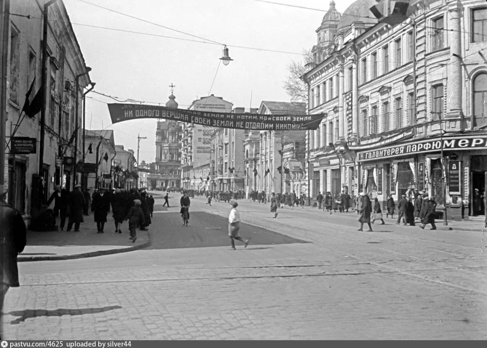 1930-1932 год, Покровка в районе Покровских ворот: трамвайные пути, булыжная мостовая и пешеходы