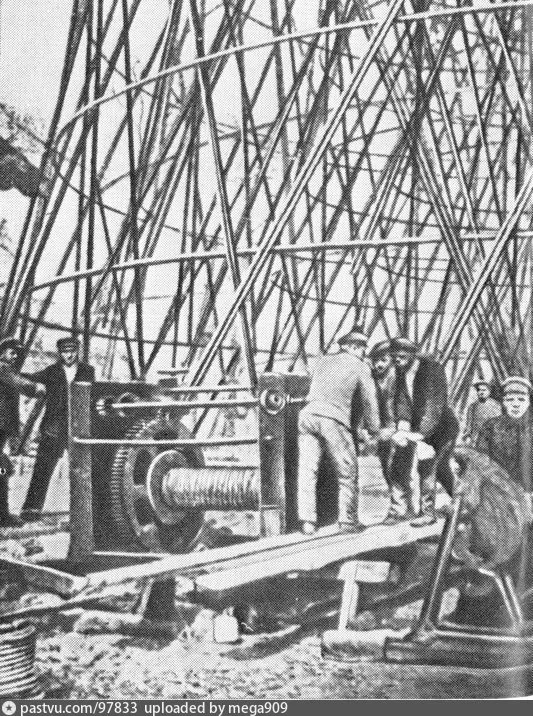 1921 год, подъём очередной секции башни Шухова на Шаболовке методом телескопического монтажа