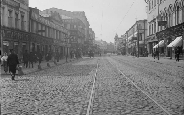 Сретенка около 1910 года. Сухарева башня ещё стояла над улицей