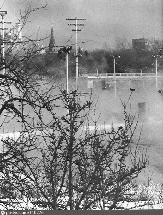 1980 год, Москва, Волхонка, летний вид на бассейн «Москва», круг воды и пляж