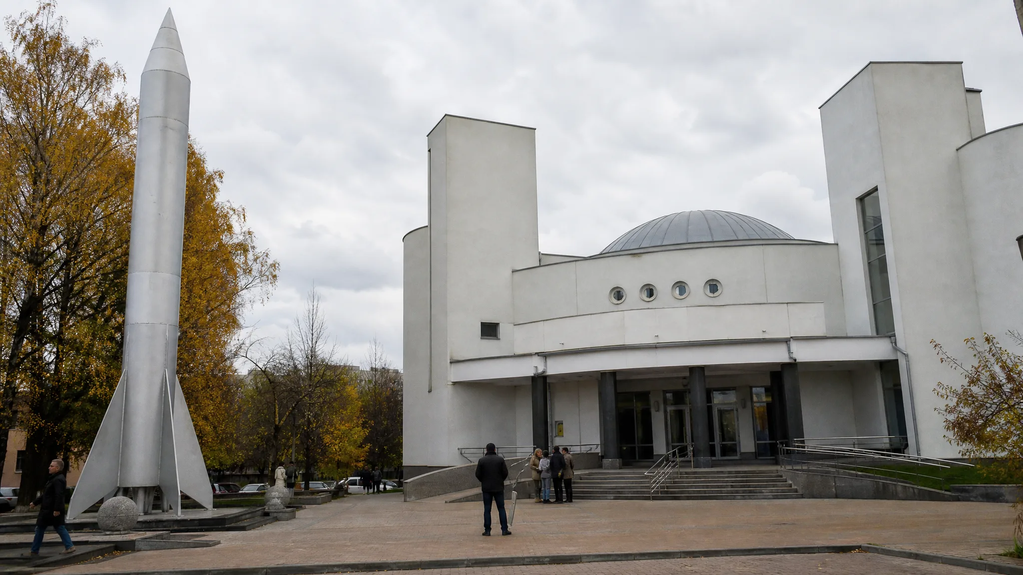 Музей истории космонавтики имени Циолковского и ракета-носитель «Восток» в Калуге.