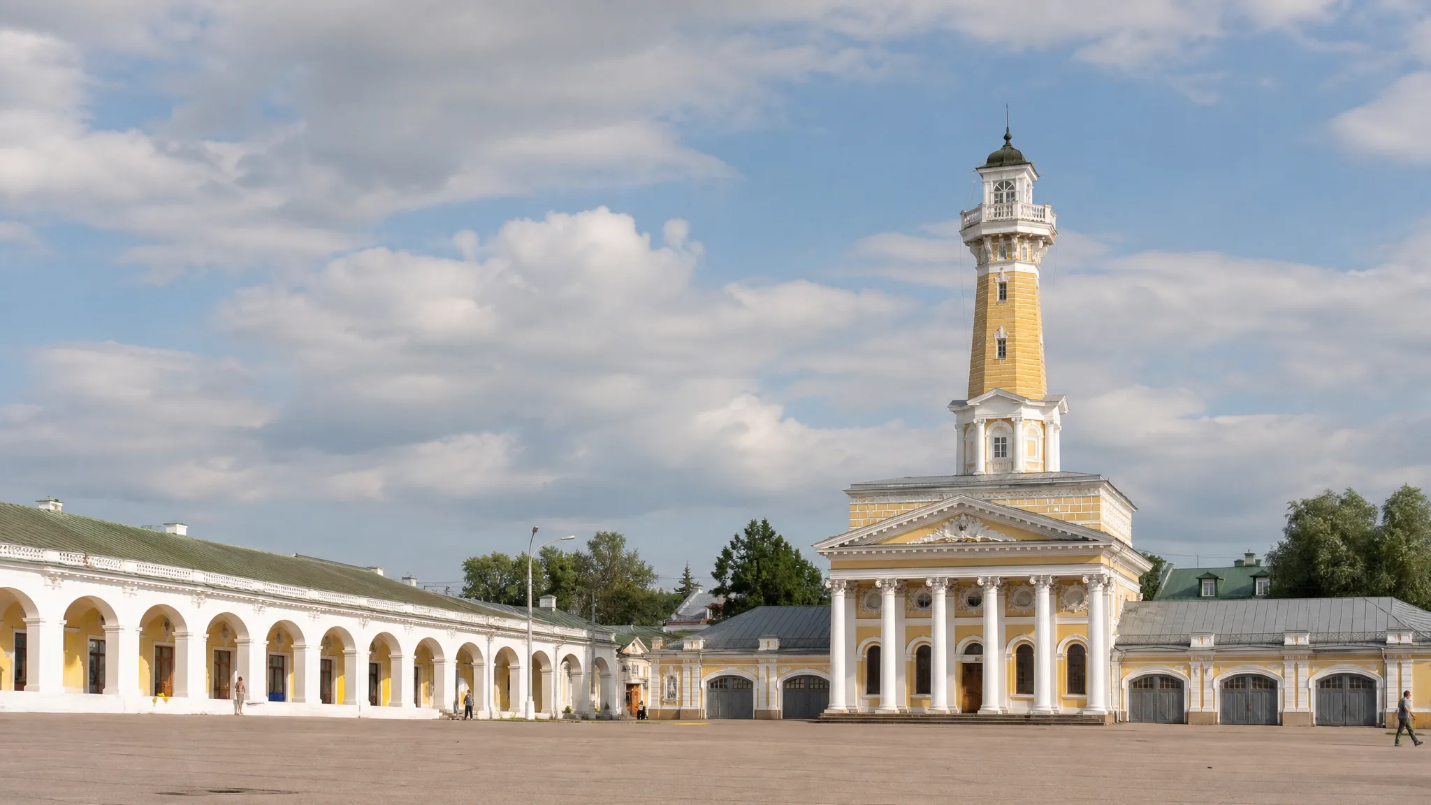 Сусанинская площадь и старинные торговые ряды в Костроме