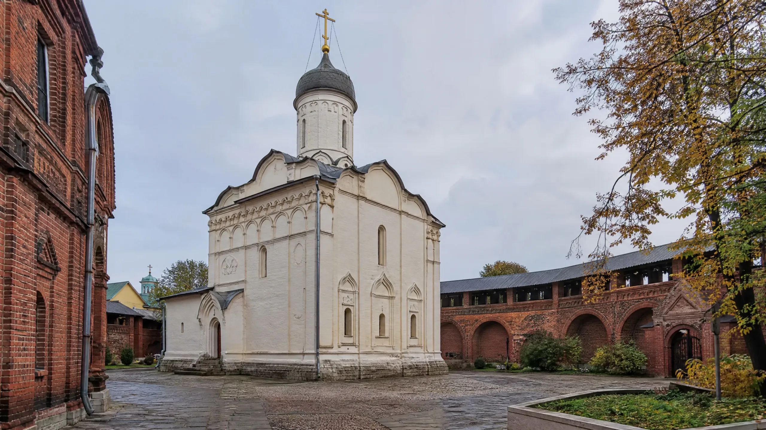 Успенский собор Крутицкого подворья со двора