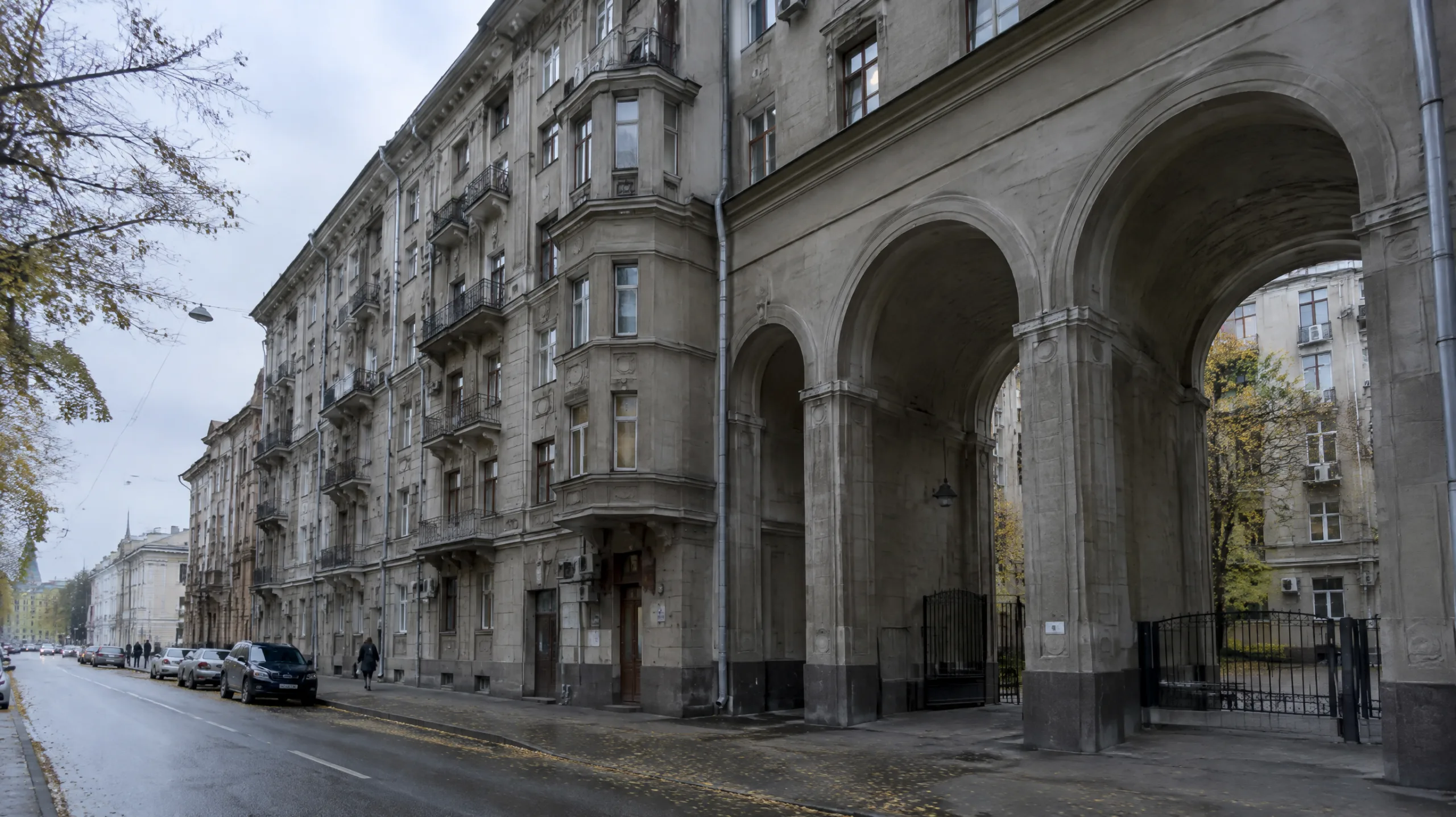 Серый дом с арками на Солянке и проход во внутренний двор