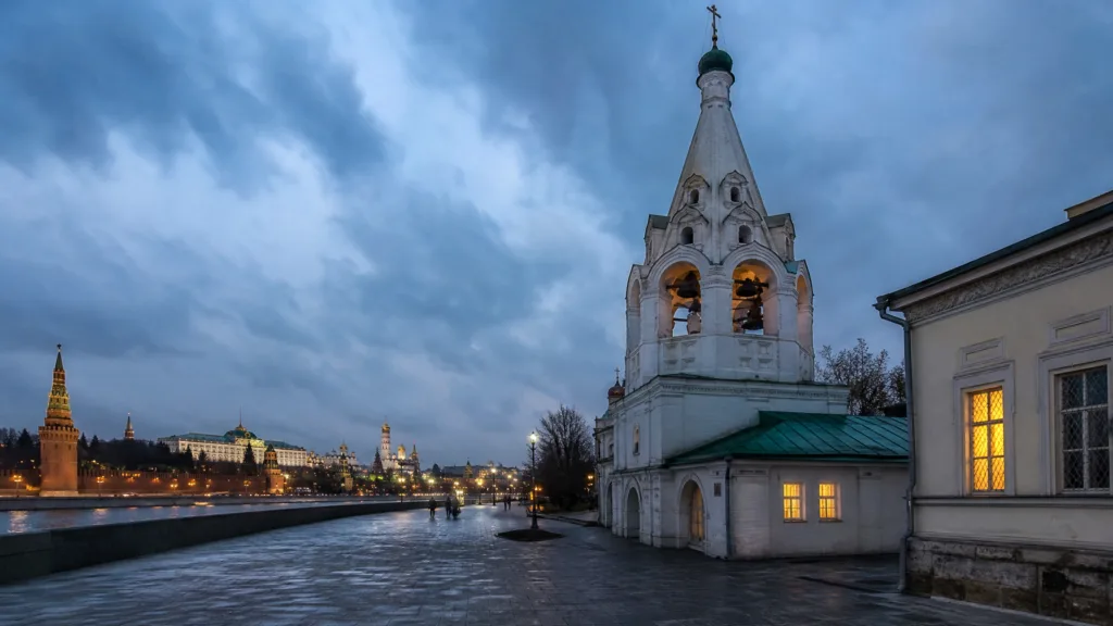 Софийская набережная вечером: шатровая колокольня и Кремль за рекой