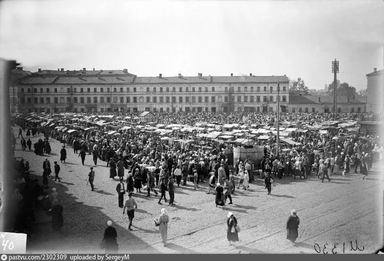 1922 год, рынок на Тишинской площади во времена НЭПа: торговые ряды и покупатели на брусчатке