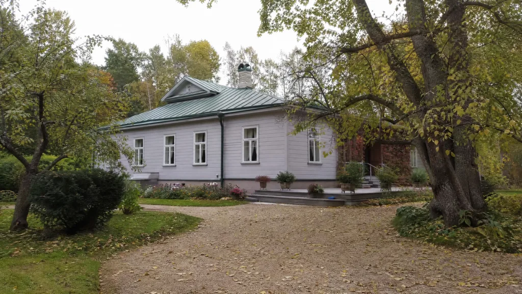 Иллюстрация автора: деревянный дом усадьбы Мелихово, терраса в сад, осенние яблони.